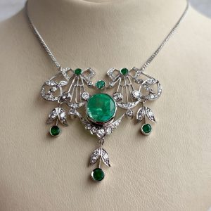 Collier Weißgold 18k Anhänger 1,7 ct. Diamanten und 6,0 ct. Smaragd Art Deco Stil Damenkette