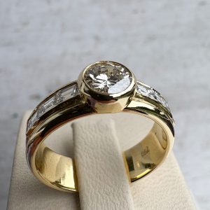 Goldring 18k 750 mit Diamanten 1,35 ct Gelbgold 18,1 mm Damen Ring