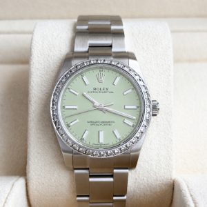 Rolex Oyster Perpetual 34 mm Pistachio Green Medium Full Set 2025 UNWORN 124200 Diamond Bezel